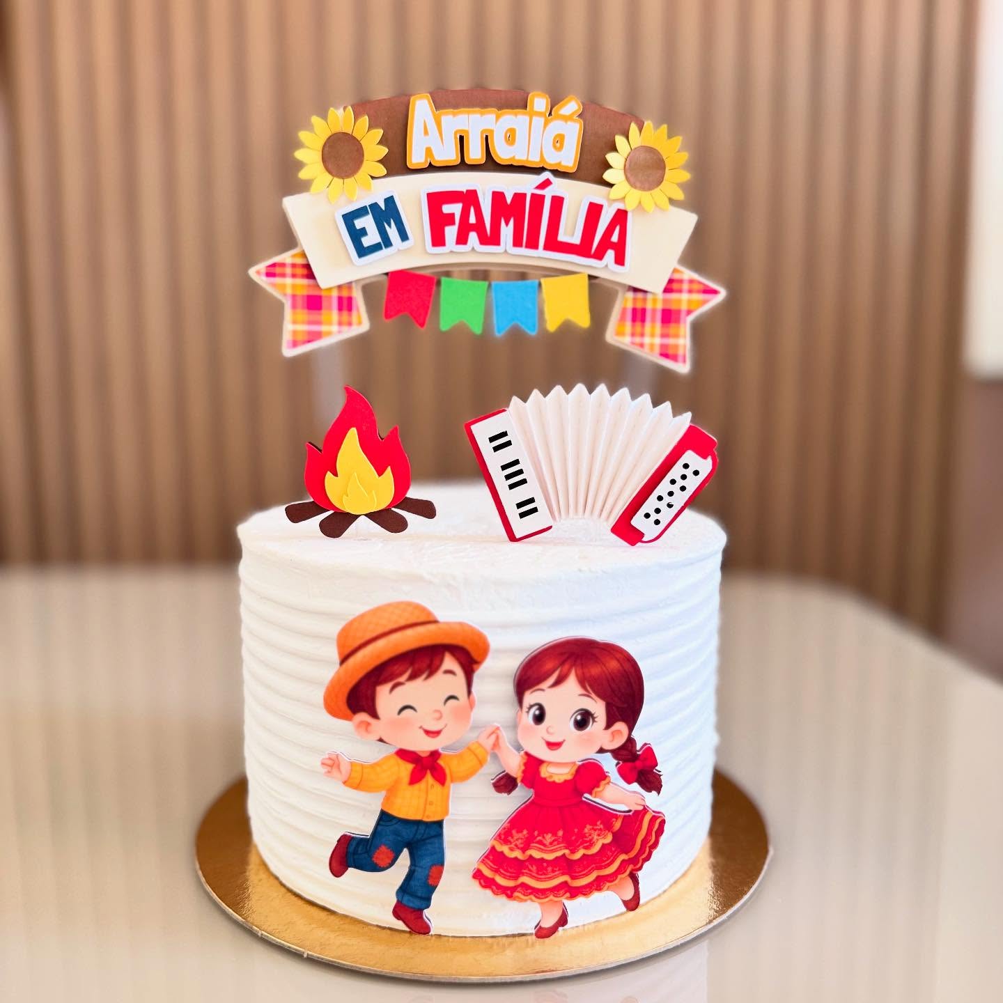 Design e personalização de toppers para bolos com mensagens, logos ou imagens. Impressão de imagens: